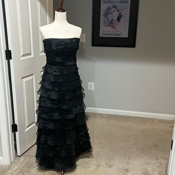 Black sleeveless gown - Picture 1 of 5